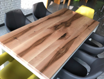 Wild-Nußbaum – Massiver Holz-Tisch mit Bank = Oberfläche Hart-Wachs-Öl = Tischgestell in Alt-weiß lackiert