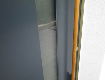 Moderne Haustüre – Holztüre mit Stahlkern – mit Lichtausschnitt = Glas mit Wärmeschutz – Stoßgriff-Stange aus euro Eiche – Endlackiert RAL 7016
