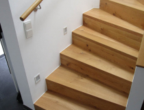 Moderne Treppe = Stufen und Setzstufen in Faltwerk Ausführung – in euro. Asteiche = mit Handläufe und Mauerabdeckung == Montage auf Betontreppe