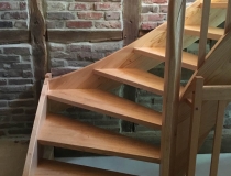 Rustikal Treppe – 1x viertelgewendelt – Stufen, Wangen und Geländer in amerikanisch Rot-Eiche – mit Krümmlings Pfosten – in Natur Hart-Wachs-geölt