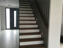 Treppenstufen in Eiche Antik-dunkel = auf Beton = Setzstufen in weiß lack 9010 – mit Sicherheits-Glas-Wand