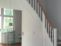 Stufen und Handlauf in Buche geölt – Wangen und Geländer in weiß-lack RAL-9010 lackiert – incl. Einbau-Unterschrank mit Spiegeltüren